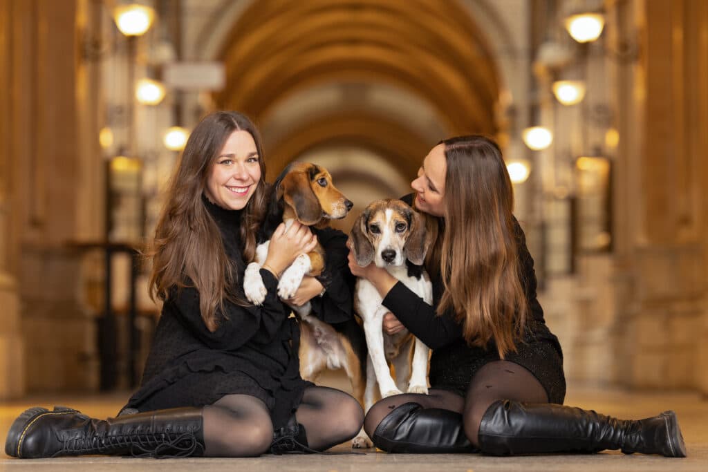 Zwei junge Frauen mit ihren Hunden beim mit schönen Lichtern im Hintergrund